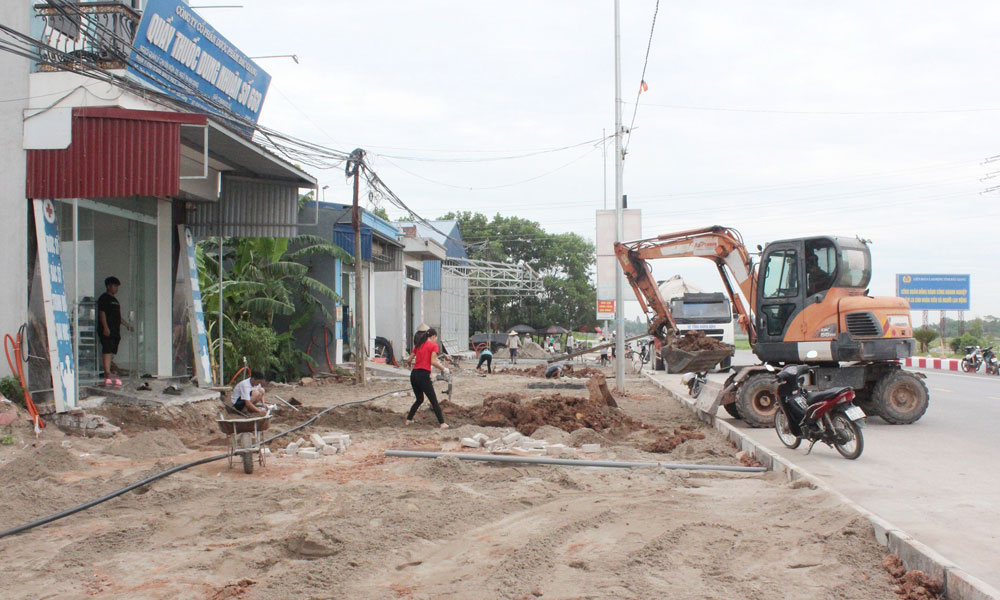 Tân Yên: Ra quân giải tỏa vi phạm hành lang an toàn đường bộ